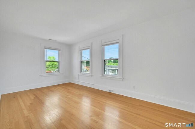 Building Photo - 125 Tunxis Hill Rd