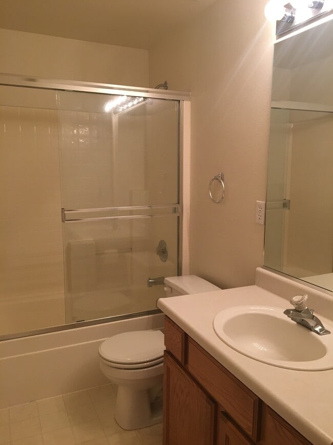 Building Photo - Large bedrooms, open floorplan