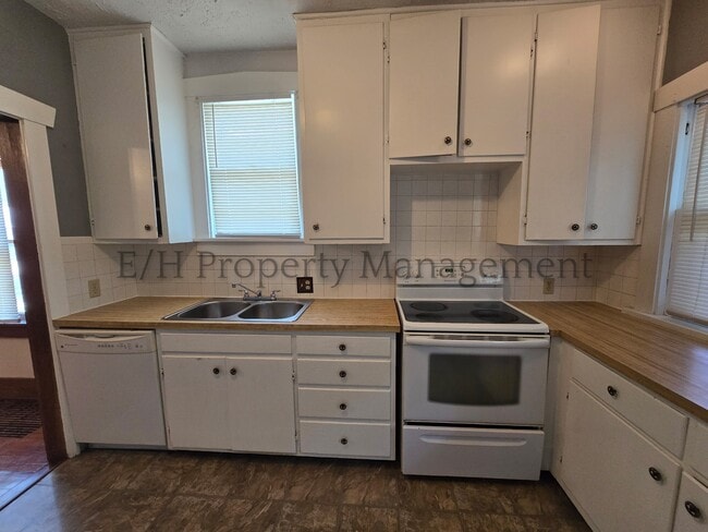 Building Photo - 615 S Volutsia Ave