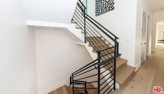 Building Photo - 1637 S Sherbourne Dr