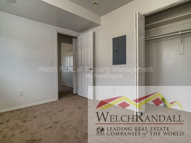 Building Photo - 832 4200 S