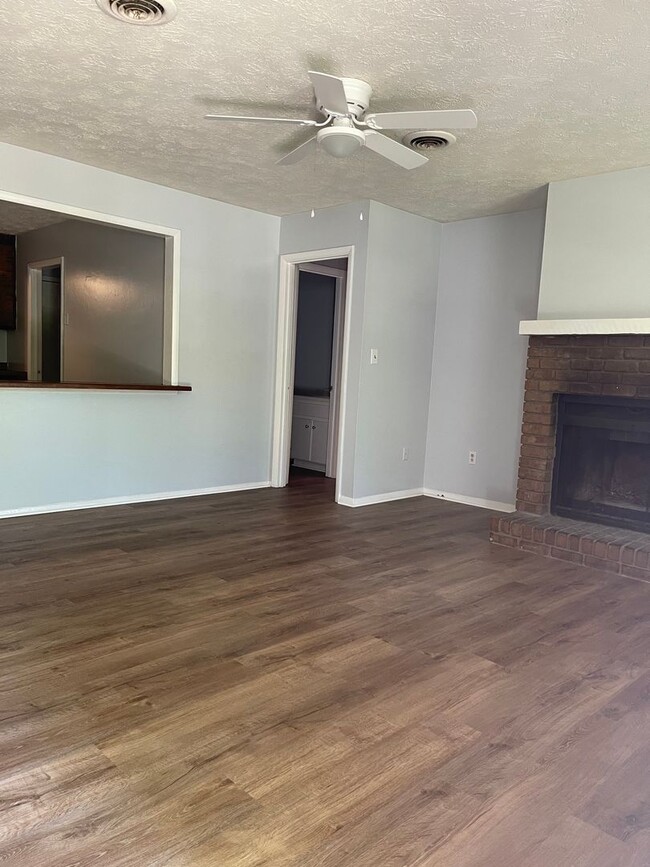 Building Photo - 2BR 1 Bath Duplex off Whitehead Rd! Availa...