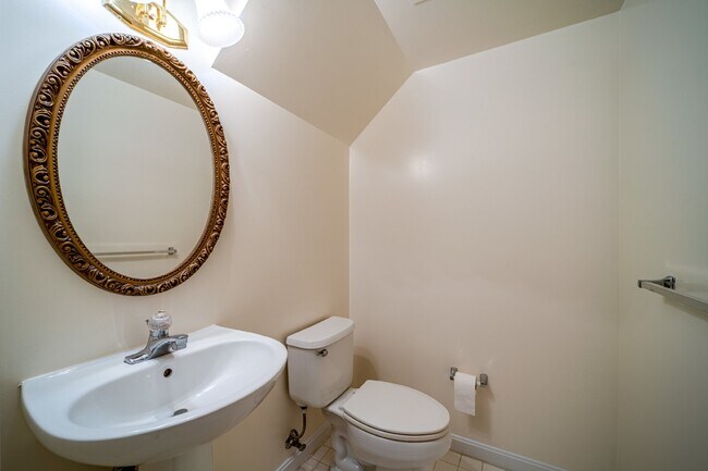 Building Photo - 2-level condo, conveniently located