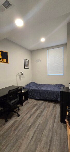 Building Photo - 328 Thompson St