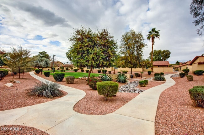 Building Photo - 2415 W Greenway Rd