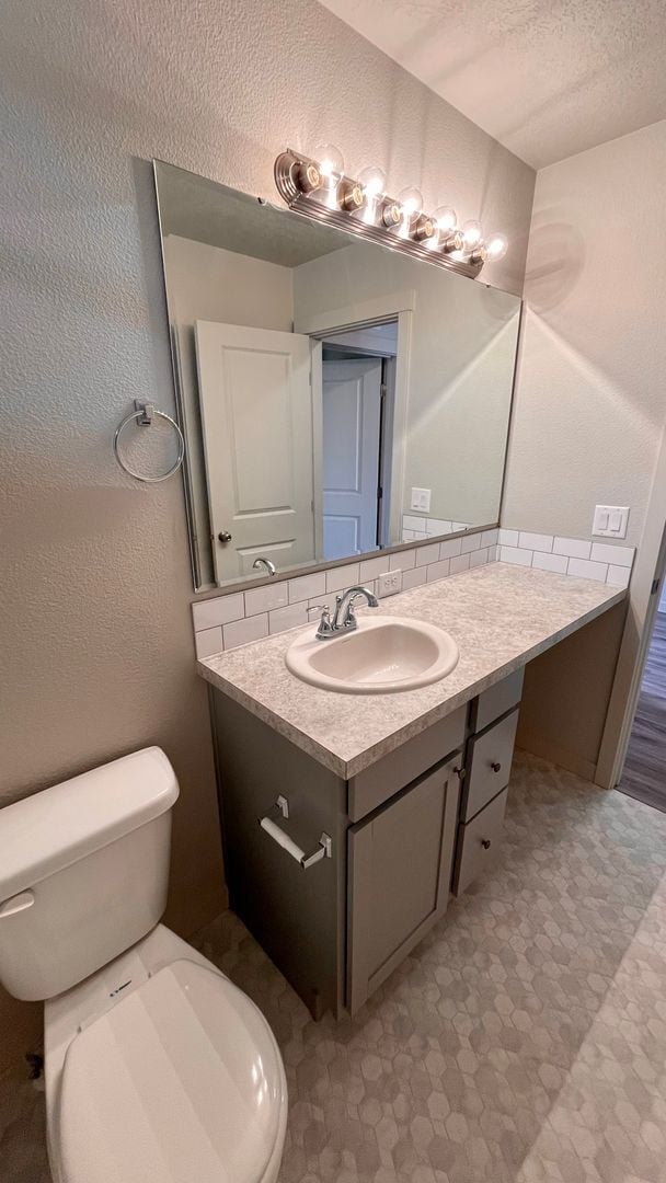 Building Photo - $2,199.00 / Large 4 bed 2 bath / 3 car gar...