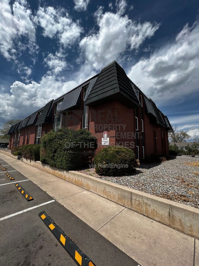 Building Photo - 1005 Robertson St