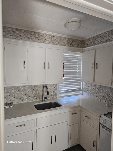 Kitchen - 302 Wallington Ave