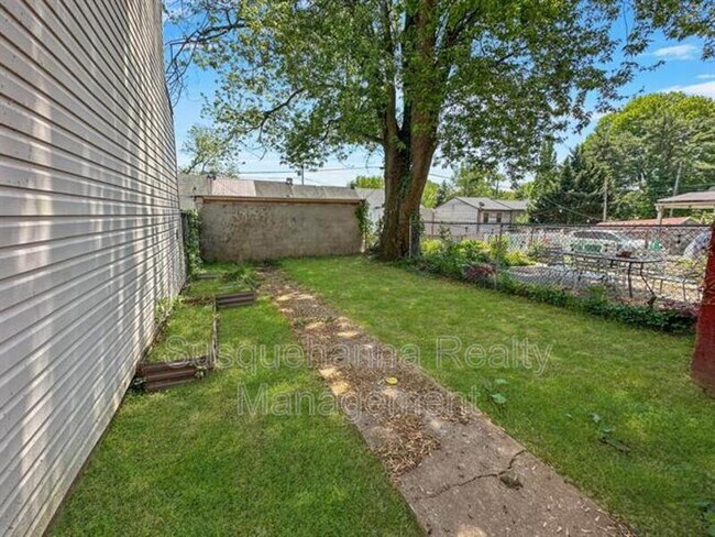 Building Photo - 537 Woodward St