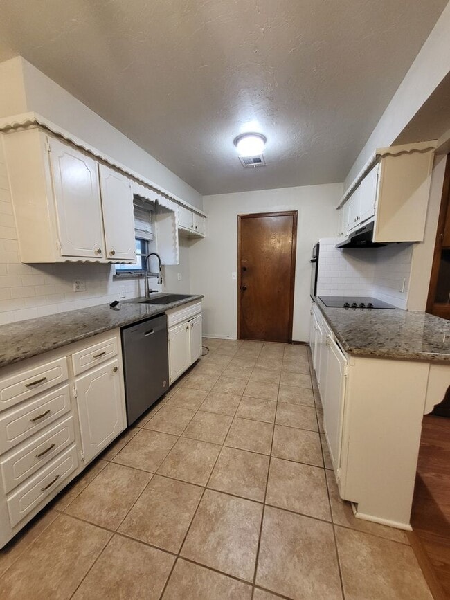 Building Photo - (3) Bed/(2) Bath in Southern Hills w/ (2) Living Areas and Storm Shelter!