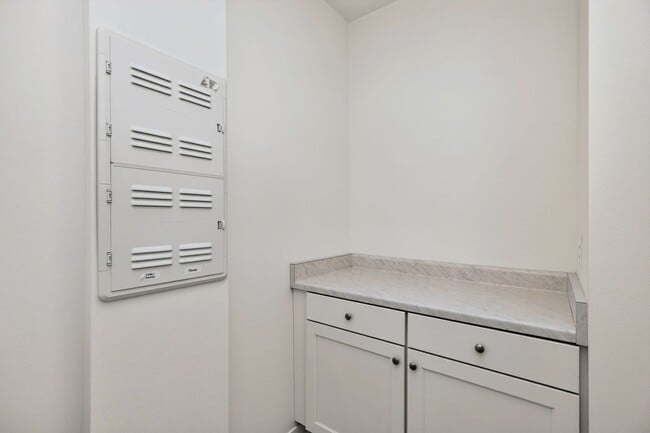Building Photo - LUXURY TOWNHOME!! 3 Bedroom, 2.5 Bathroom Townhome in Des Moines!