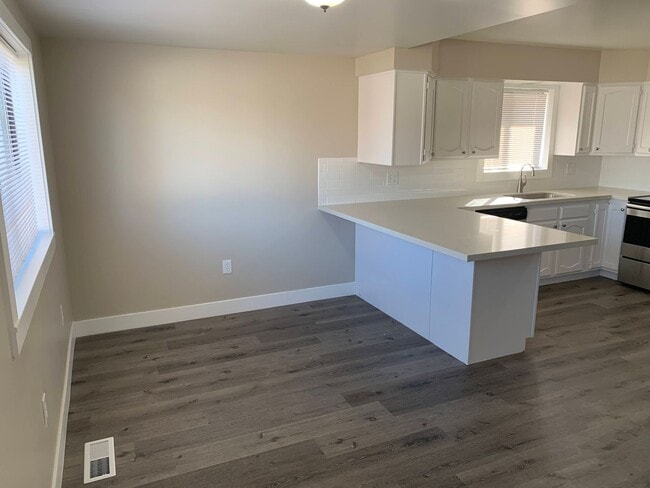 Building Photo - Updated 4 Bed Home with Large Yard