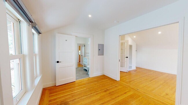 Building Photo - 254 Roosevelt Way