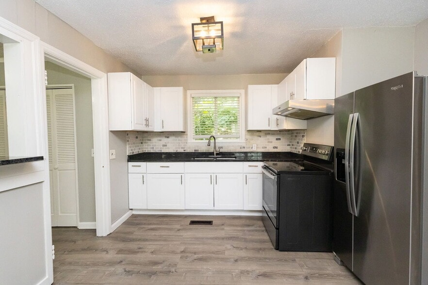 Building Photo - 1635 Dogwood Dr