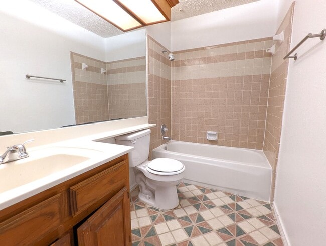Building Photo - 2913 Lakewood Ct