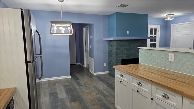 Building Photo - 426 Tulip Dr