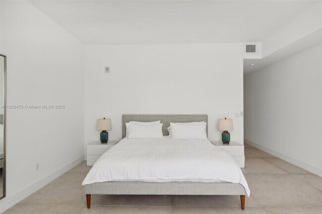 Building Photo - 16901 Collins Ave