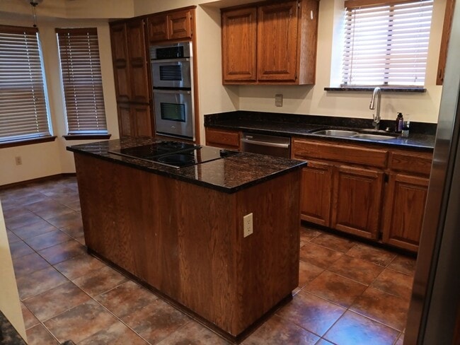 Building Photo - 3 Bedroom, 2 Bathroom Home! Schedule a Showing!