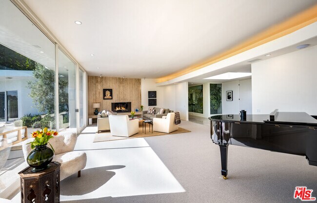 Building Photo - 1121 Loma Vista Dr