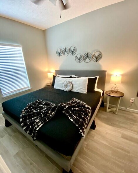 Building Photo - 304 La Paloma Pl