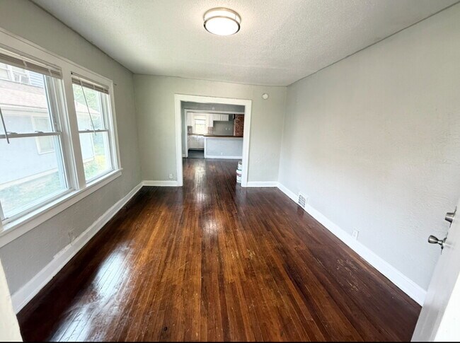 Building Photo - Updated 2 Bedroom/ 1 Bath Home in KCMO