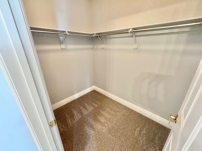 Building Photo - Stunning 4 bedroom home offering comfort and space in North Las Vegas
