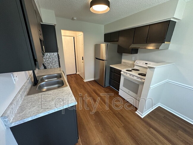 Building Photo - 3920 Mack Rd