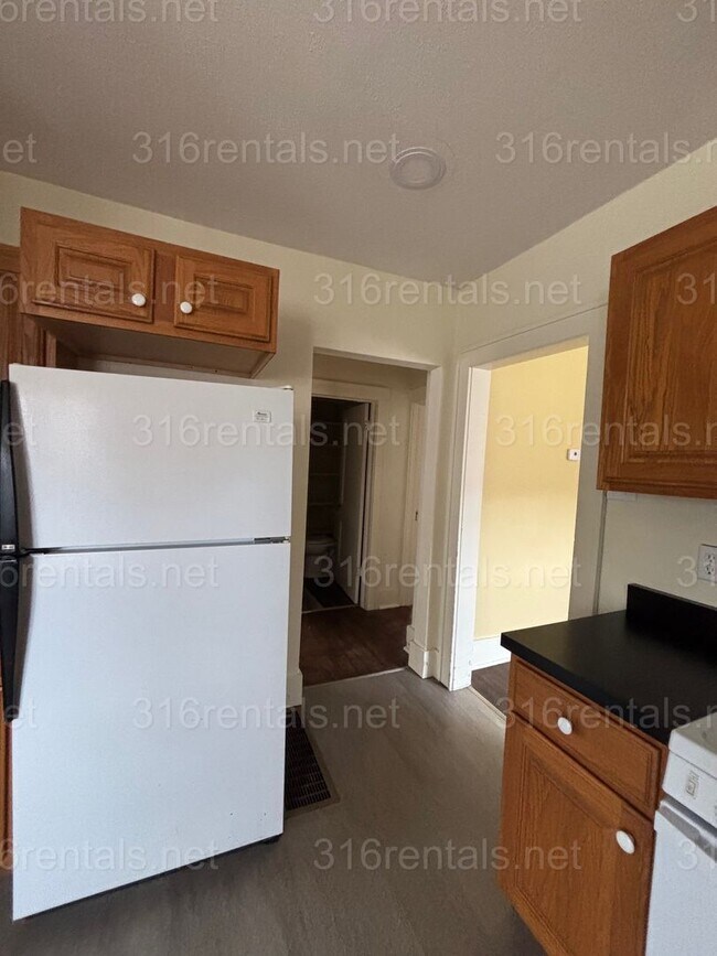 Building Photo - 3 bed 1 bath available NOW!