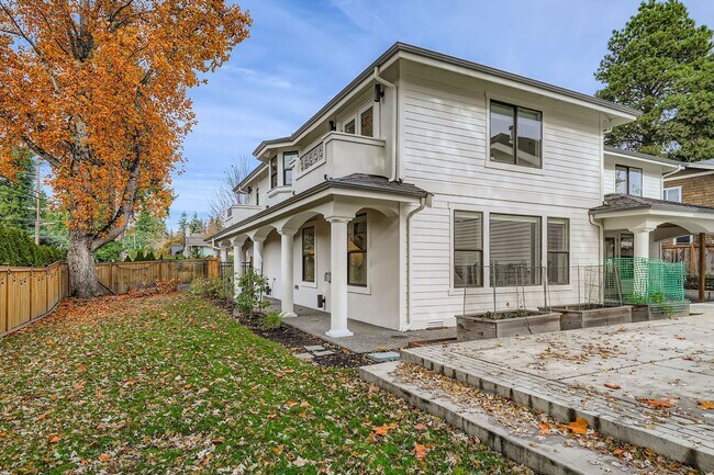 Building Photo - Stunning 5bed/5bath + Office in Prime Kirk...