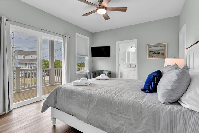 Building Photo - 822 S Topsail Dr