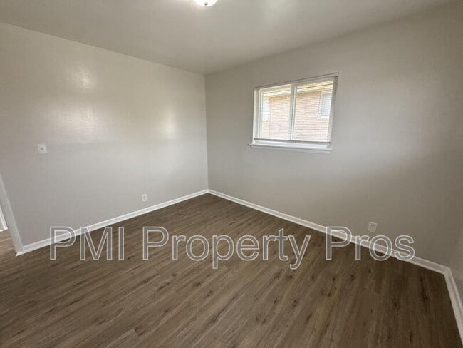Building Photo - 7701 W Hampton Ave