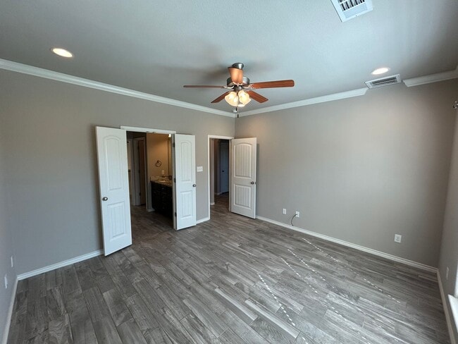 Building Photo - 3 bed/3 bath in South College Station Avai...
