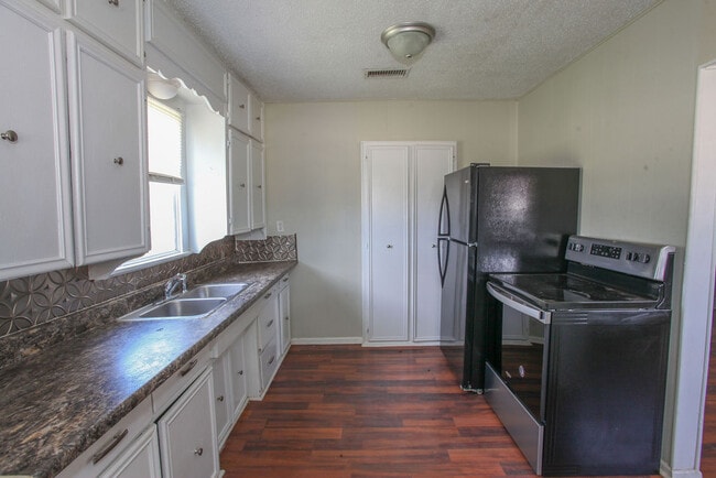 Building Photo - 701 E 14th St