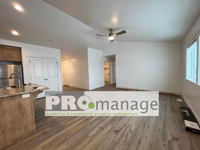 Building Photo - 3 Bed, 2 Bath Town Home w/ 2 Car Garage - BRAND NEW - Idaho Falls