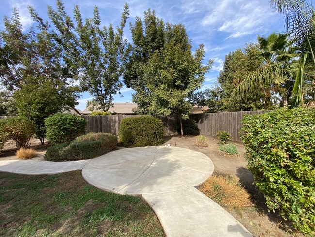 Building Photo - NW Visalia Home Available now, October SPE...