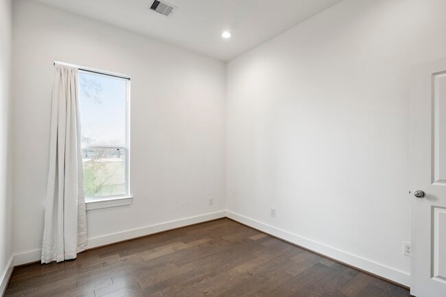 Building Photo - 594 Janisch Rd