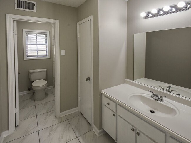 Building Photo - NEWLY UPDATED  3 bed 2 bath home in Bartlett.