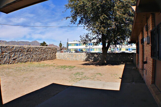 Building Photo - 3 Bedroom, 2 Bath , North-East El Paso Great house located across the street from Terrace Hills M...