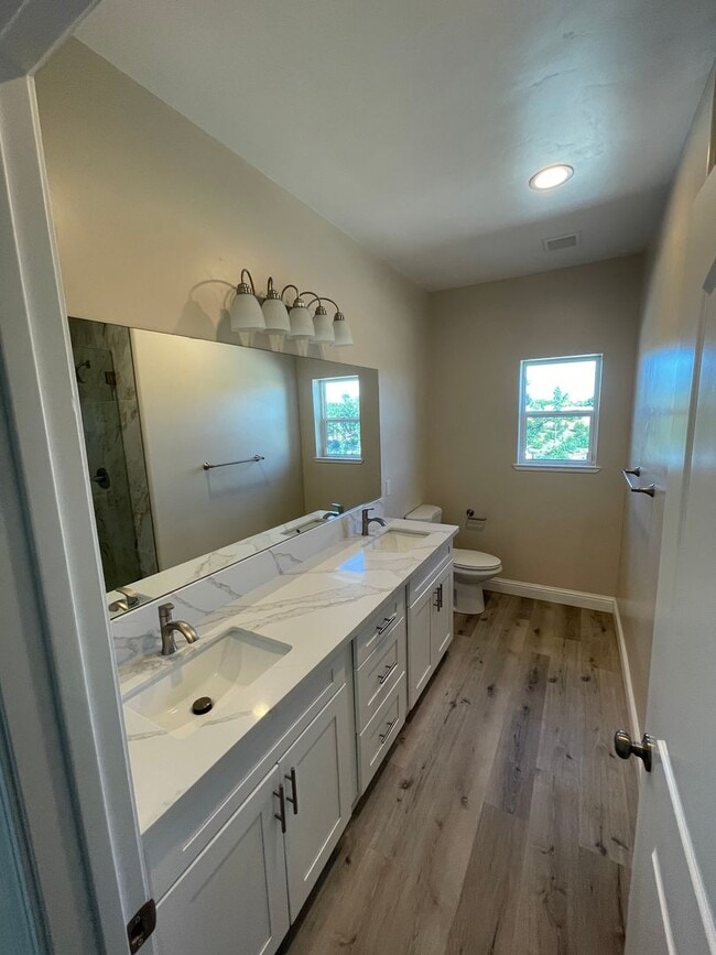 Building Photo - Paradise 2 bed 2 bath with 2 bonus rooms! Newer construction 1700+sqft