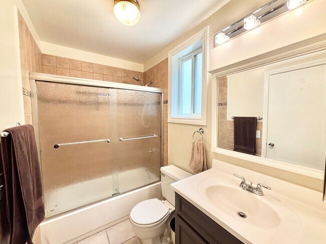 Building Photo - 113 Los Robles St