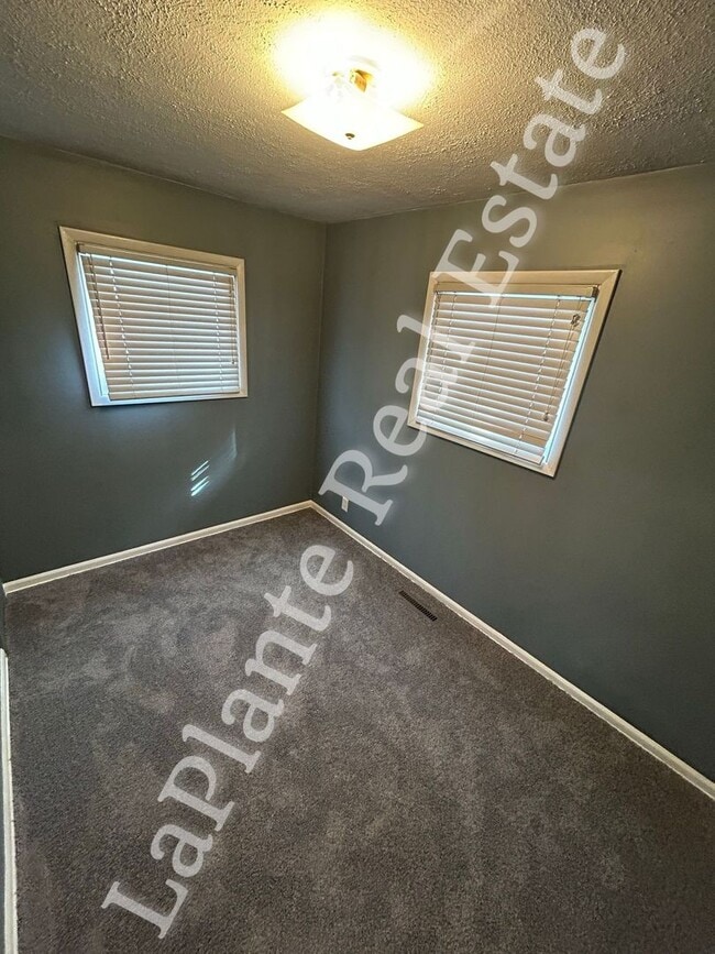 Building Photo - Three Bedroom Brick Ranch for Rent