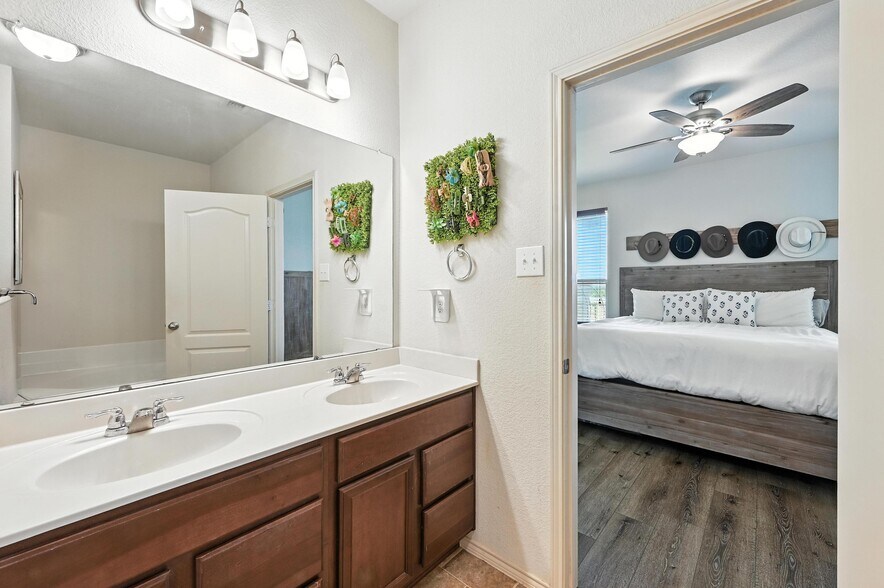 Building Photo - 10525 Wild Meadow Way