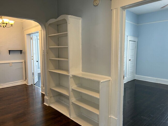 Building Photo - 823 Parkwood Ave