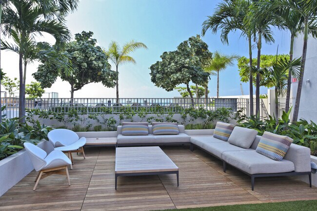 Building Photo - Live in the Heart of Kakaako!