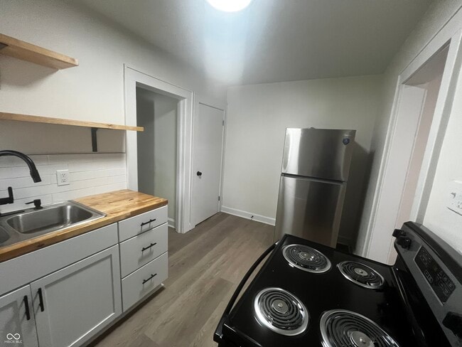Building Photo - 1504 N Gladstone Ave