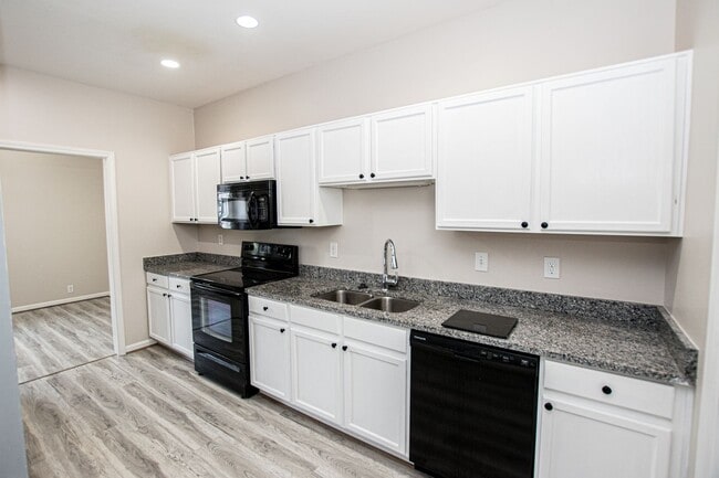 Building Photo - Stunning Two Bedroom, Two Bathroom Apartme...