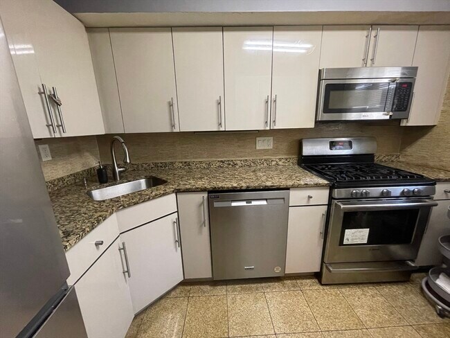 Building Photo - 141 Beaconsfield Rd