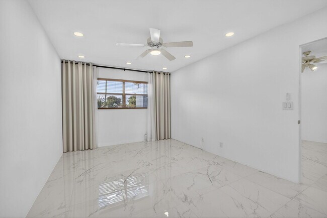 Building Photo - 105 Lake Irene Dr