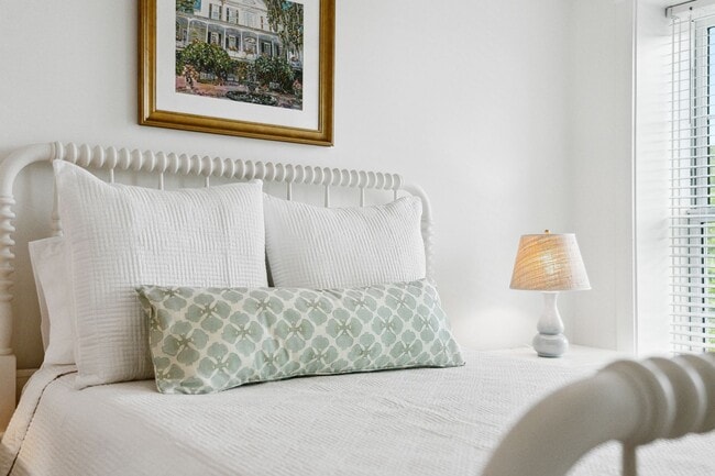 Building Photo - Fully Furnished 2BR Condo with Designer Touches in Shelmore Village