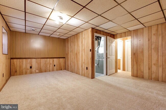 Building Photo - 557 W Diamond Ave